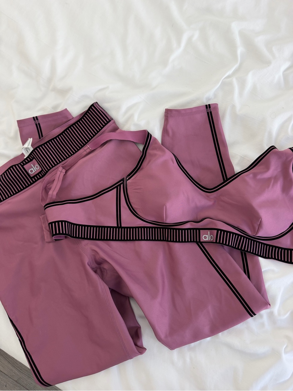 ALO Yoga Dusty Mauve Sports Bra and Leggings Set with Black Trim LARGE